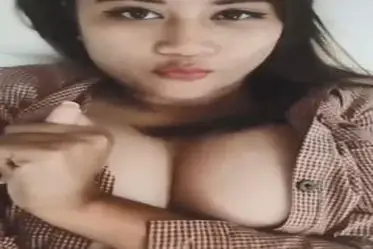 Cewek Kantor Cantik Pasrah Digenjot Di Sofa poster