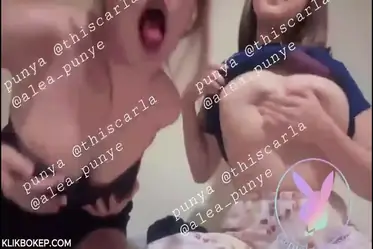 Dokumentasi 2 Gadis Semok Cantik Live Kasur poster