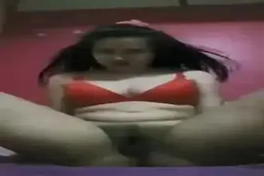 Dokumentasi Gadis Cantik Live Bersantai Kasur Bh Merah poster