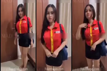 Dokumentasi Gadis Kasir Cantik Bersantai Kasur poster
