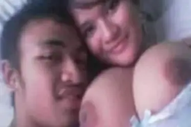Dokumentasi Tante Tobrut Cantik Bersantai Kasur poster