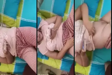 Gadis Cantik Pasrah Goyang Atas Di Kasur Crot poster