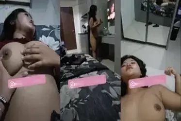 Gadis Semok Cantik Pasrah Goyang Kasur Crot poster