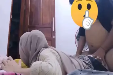 Tante Cantik Pasrah Goyang Kasur Bareng Brondong poster