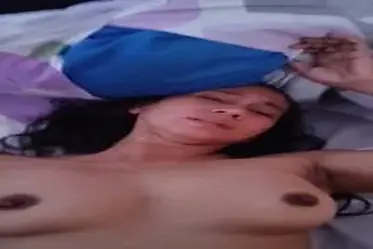 Tante Cantik Pasrah Goyang Kasur Bareng Pria poster