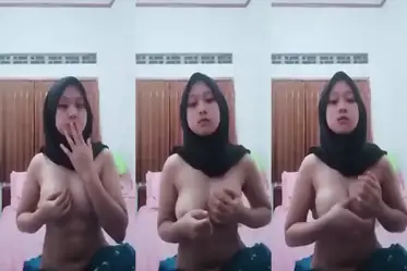 Tante Istri Cantik Pasrah Goyang Kasur Hot poster