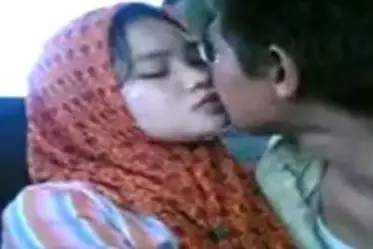 Ukhti Hijab Cantik Pasrah Di Kamar Tidur Kasur poster
