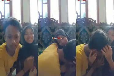 Ukhti Hijab Cantik Pasrah Goyang Kasur Ruang Tamu poster
