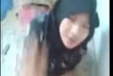 Ukhti Hijab Hitam Cantik Pasrah Goyang Kasur poster