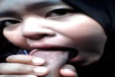 Ukhti Hijab Hitam Cantik Pasrah Servis Mobil poster