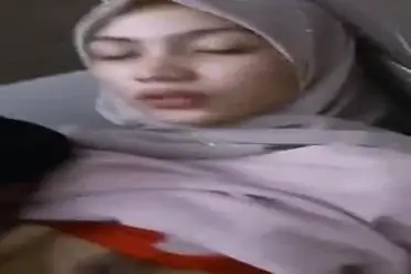 Ukhti Hijab Pink Cantik Pasrah Kasur Mandi poster