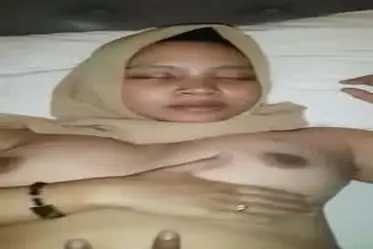 Ukhti Hijab Tante Semok Cantik Pasrah Kasur poster