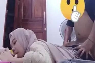 Ukhty Keenakan di Ewe Tukang Urut Pintu Masih Terbuka poster